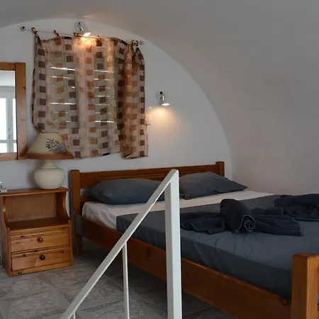 Valentino Apartment Perissa (Santorini)